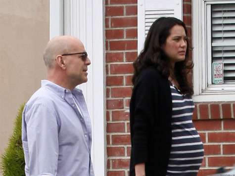 Брюс Уиллис и Эмма Хемминг накануне родов. Фото с официального сайта актера.
