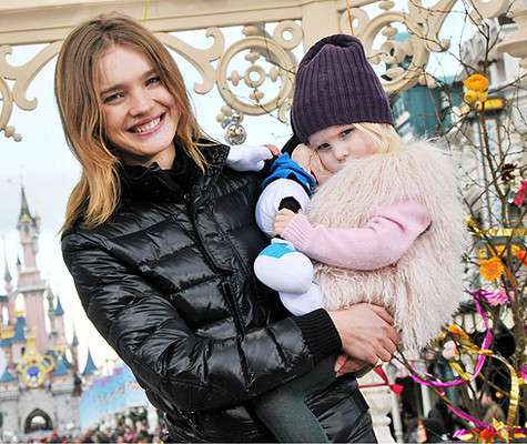 Наталья Водянова с дочкой Невой Портман. Фото: Sipa Press/Fotodom.ru