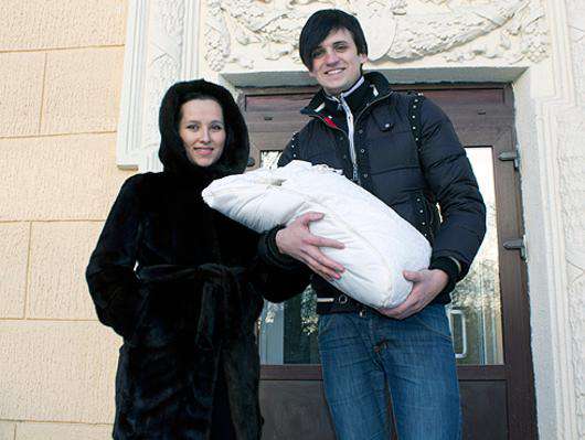 Дмитрий Колдун со своей женой Викторией и новорожденным сыном. Фото предоставлено друзьями артиста. 