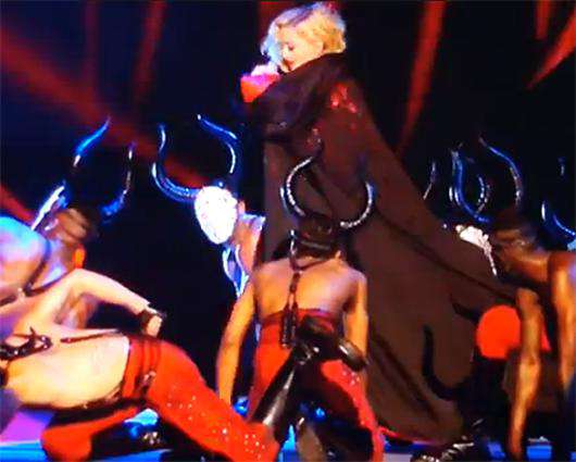 Мадонна во время выступления на Brit Awards. Кадр youtube.com.