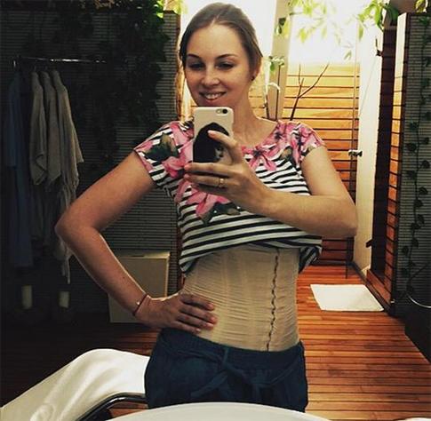 Полина Диброва затянулась в корсет