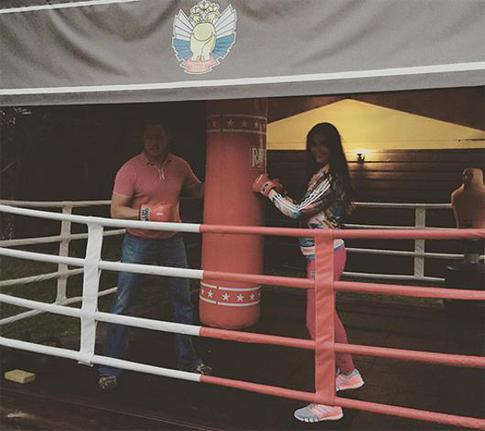 Оксана Федорова устроила мужу сладкий сюрприз