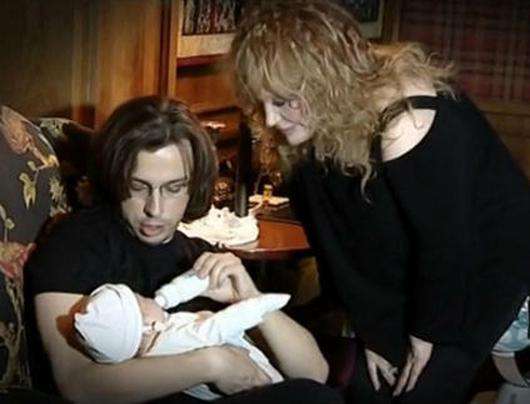 Алла Пугачева и Максим Галкин с сыном. Фото: кадр из программы «Новые русские сенсации» на канале НТВ.