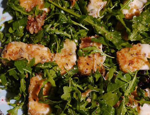 Жареный сулугуни с руколой и вяленой клюквой