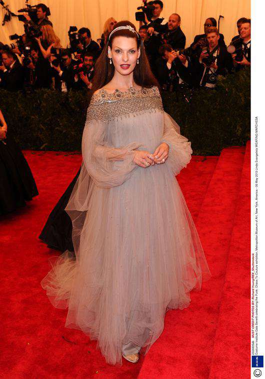 В свои пятьдесят Линда выглядит просто ошеломительно. Фото: Richard Young/REX