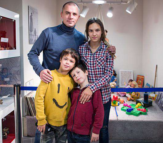 Игорь Петренко с сыновьями Матвеем и Корнеем и дочерью Лизой. Фото: материалы пресс-служб.