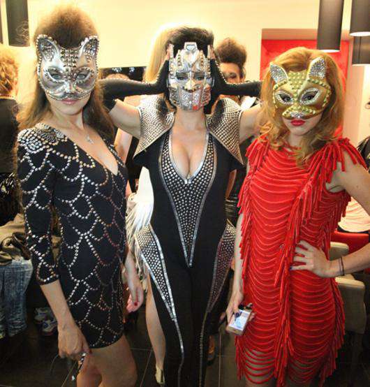 Модели представили эксклюзивные маски из драгоценных металлов.