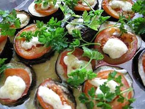 Запеченные баклажаны с сыром и помидорами