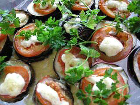 Запеченные баклажаны с сыром и помидорами.