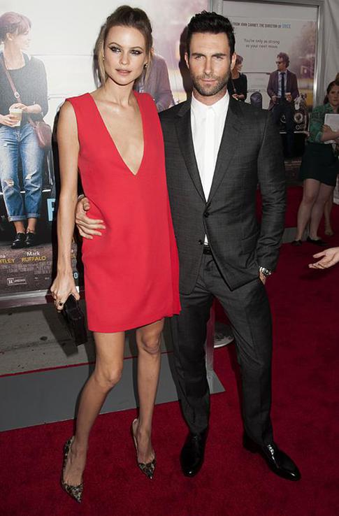 Адам Левин женился на модели Victoria’s Secret