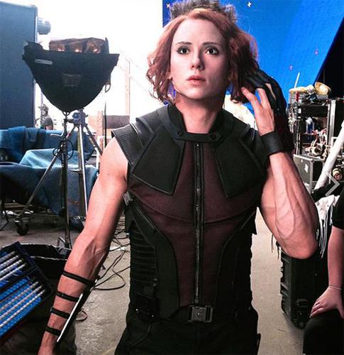 Джереми Реннер сменил лицо на женское