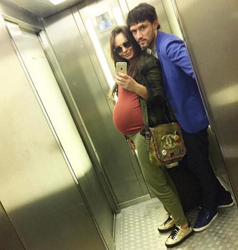 Юрий и Инна Жирковы показали новорожденного сына