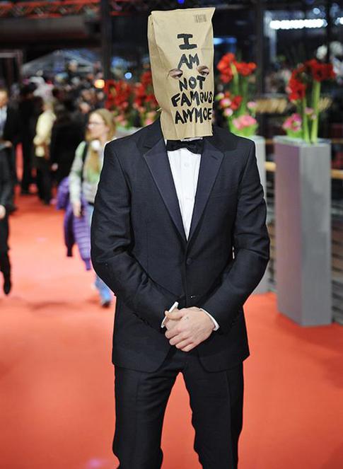 Шайя ЛаБаф спрятался от фотографов