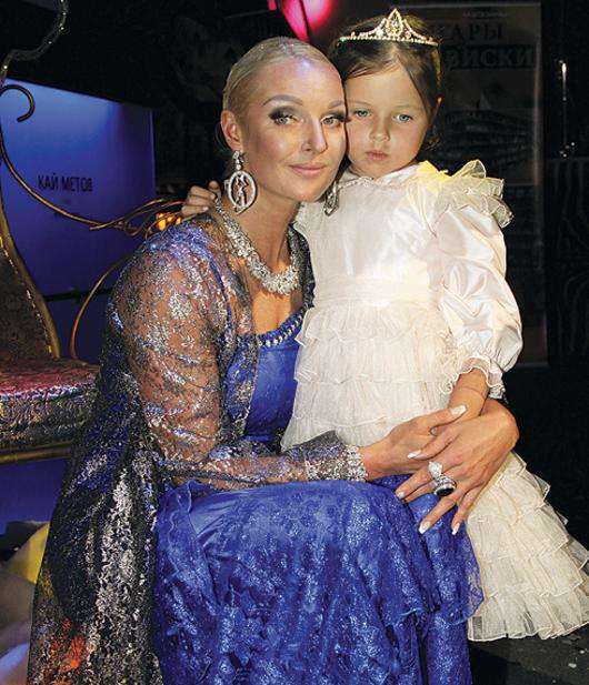 Анастасия Волочкова с дочерью.