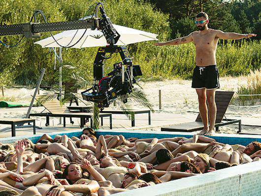 Владимир Кристовский ныряет в бассейн с полуголыми девушками.