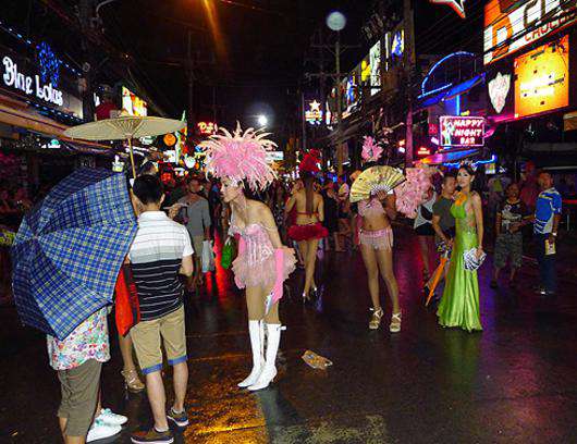 На Бангла-роуд, самой шумной и развратной улице Пхукета, буквально на каждом углу тебя зазывают на шоу.