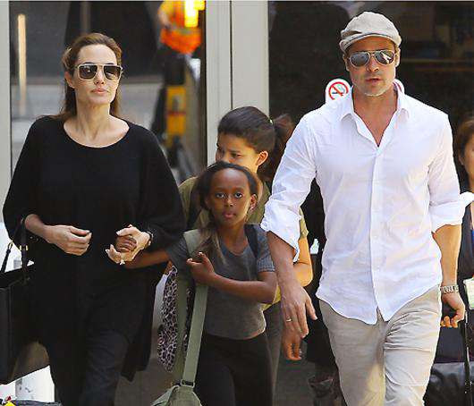 Анджелина Джоли и Брэд Питт с детьми. Фото: Rex Features/Fotodom.ru.