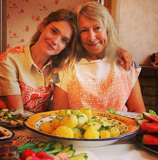 Наталья Водянова с мамой. Фото: Instagram.com/natasupernova.