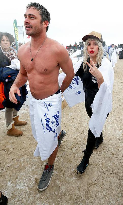 Леди Гага занялась моржеванием