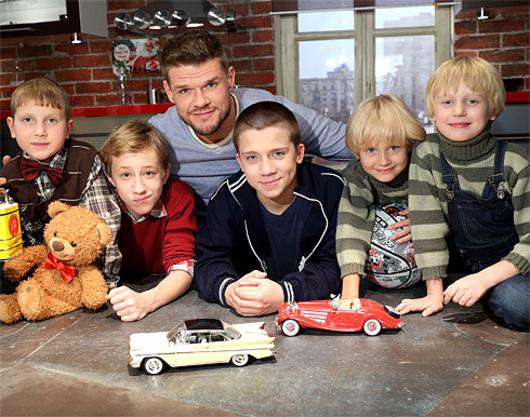 Владимир Яглыч с детьми на съемочной площадке. Фото: материалы пресс-служб.