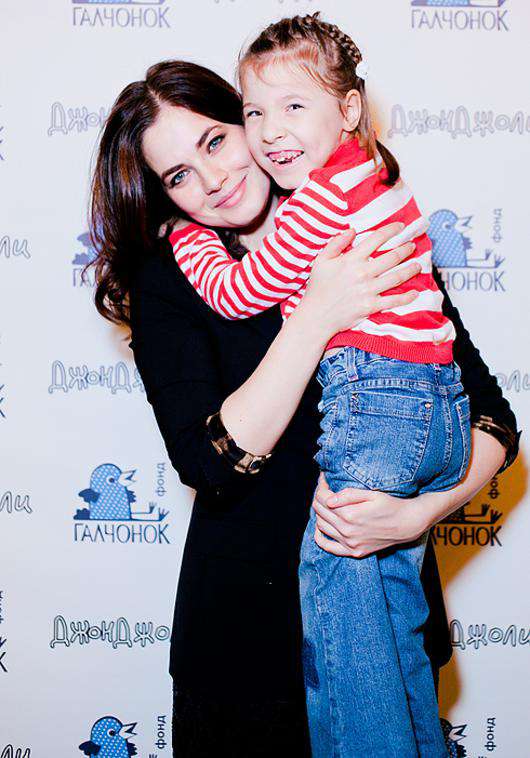 Юлия Снигирь с подопечной фонда Миланой.