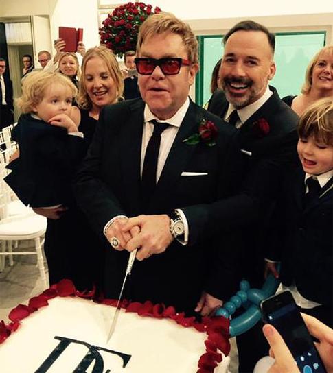 Элтон Джон женился