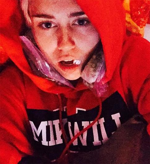 Майли Сайрус вырвала себе зубы