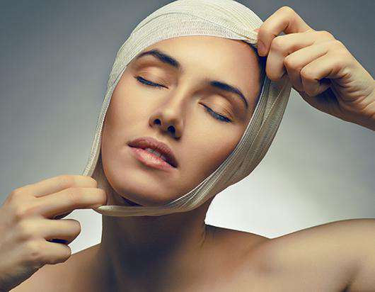 Почему женщины до сих пор не поняли, что подтяжки делают лица вульгарными? Фото: Lori.ru.