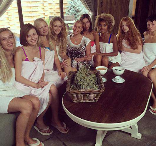 Анастасия Волочкова делится опытом банного искусства. Фото: Instagram.com/volochkova_art.