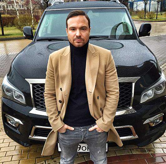 Алексей Чадов на фоне шикарной иномарки. Фото: Instagram.com/alexeychadov.