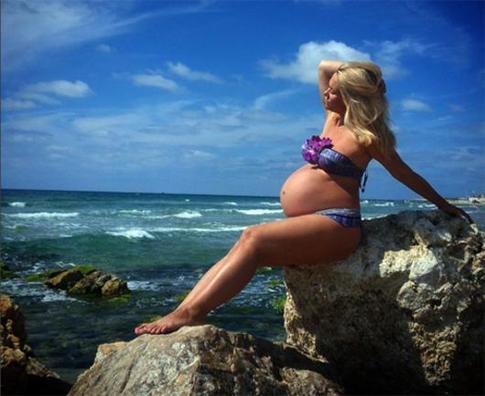 Беременная Виктория Макарская устроила фотосессию в купальнике