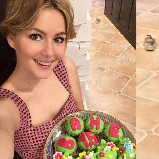 На этом праздничном снимке в кадр попал тапок, который весьма позабавил артистку. Вот почему на этом фото мое внимание больше всего привлекает тапок? - отшучивалась звезда. Фото: социальные сети