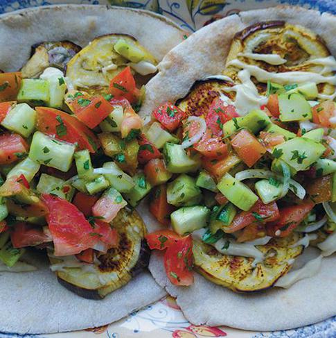 Готовим запеченные баклажаны с салатом на пите