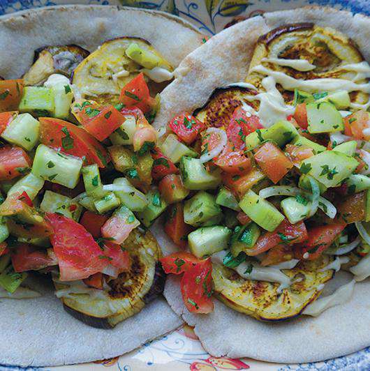 Запеченные баклажаны с салатом на пите.
