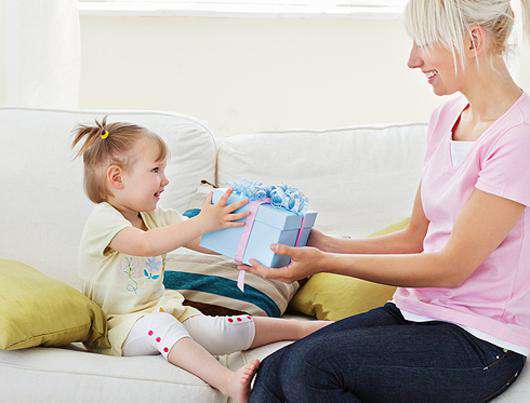 Как правильно сделать подарок ребенку? Фото: Lori.ru.