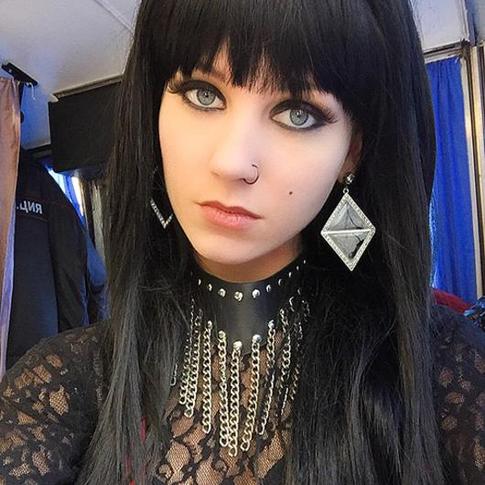 Кристина Асмус стала роковой брюнеткой