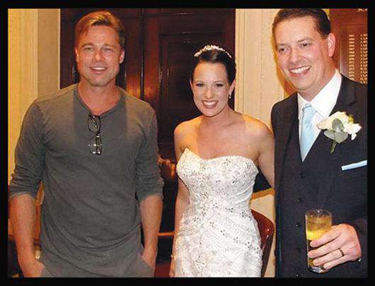 Брэд Питт со счастливыми молодоженами. Фото: Twitter.com.