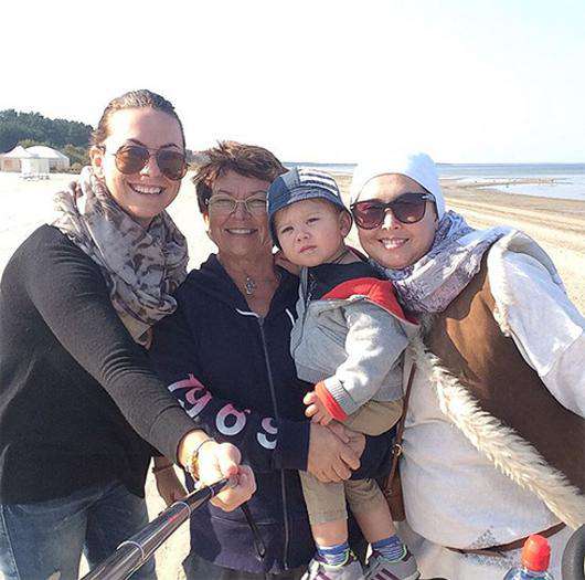 Жанна Фриске с сестрой Натальей, мамой и сыном Платоном. Фото: Instagram.com/friske_natalia.