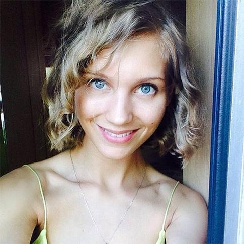 Кристина Асмус отказалась от откровенного платья и остригла волосы