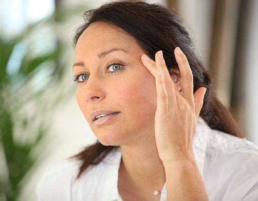 Пигментные пятна, постакне, неровный рельеф – проблемы, с которыми сталкивается практически каждая. Фото: Lori.ru.