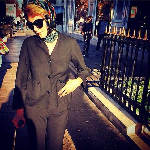 Рената Литвинова ходит с тросточкой