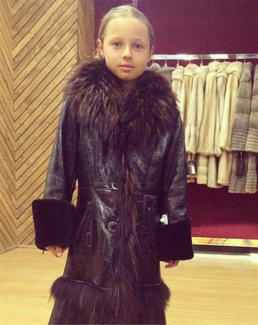 Дочь Анастасии Волочковой в той самой дубленке. Фото: Instagram.com/volochkova_art. 