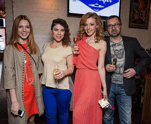 Юлианна Караулова устроила усатую вечеринку.