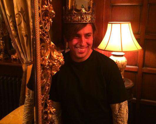 Максим Галкин получил от Филиппа Киркорова в качестве новогоднего подарка корону. Фото: социальные сети