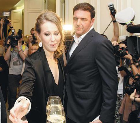 Звезды примерили наряды столетней давности