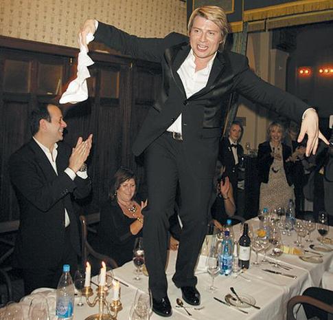 Как звезды развлекаются на тусовках?