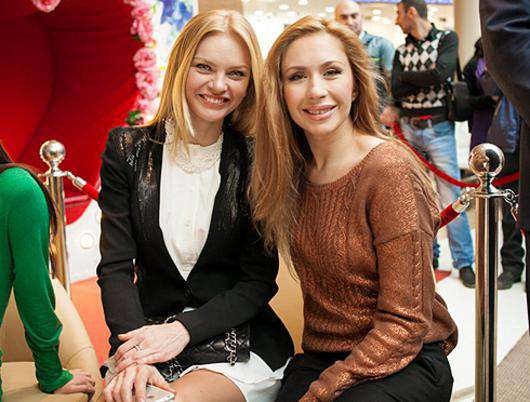 Анастасия Гребенкина и Елена Кулецкая разучили ирландские танцы.