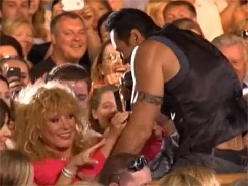 Стас Костюшкин упал на Аллу Пугачеву