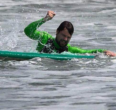 Данила Козловский упал с доски