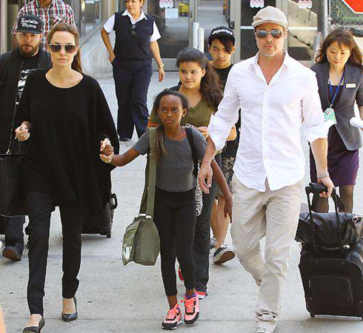 Анджелина Джоли и Брэд Питт с детьми. Фото: Rex Features/Fotodom.ru.